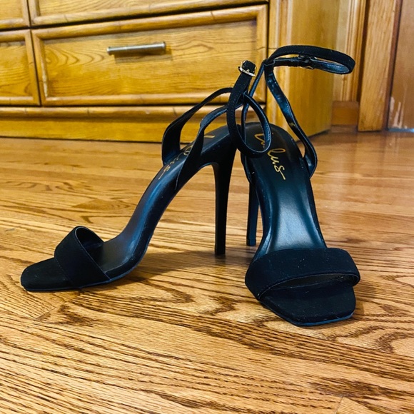 Lulu’s Black Suede Sandals - Picture 6 of 6